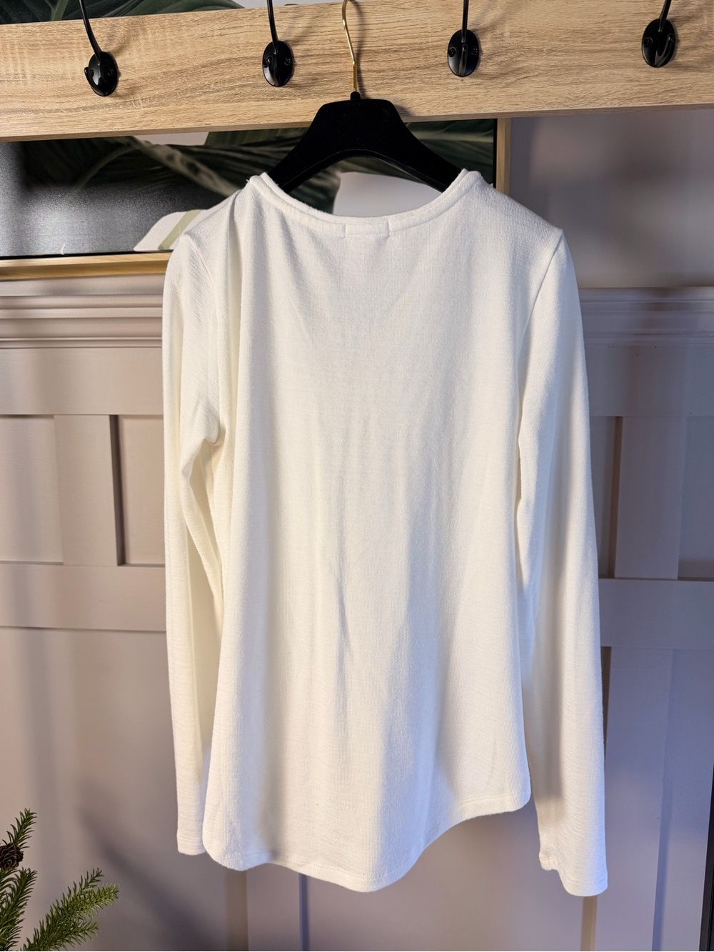 Ardene long sleeve top featuring a V-neckline with a silver front zipper M - Picture 4 of 8